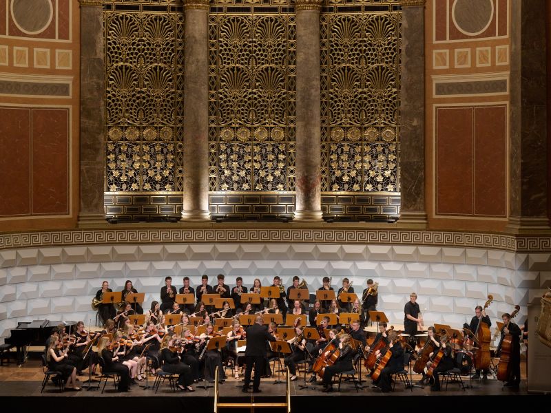 Glanzvoller Auftritt im Kurhaus Wiesbaden: Jugendsinfonieorchester der Edertalschule begeistert beim Landeskonzert
